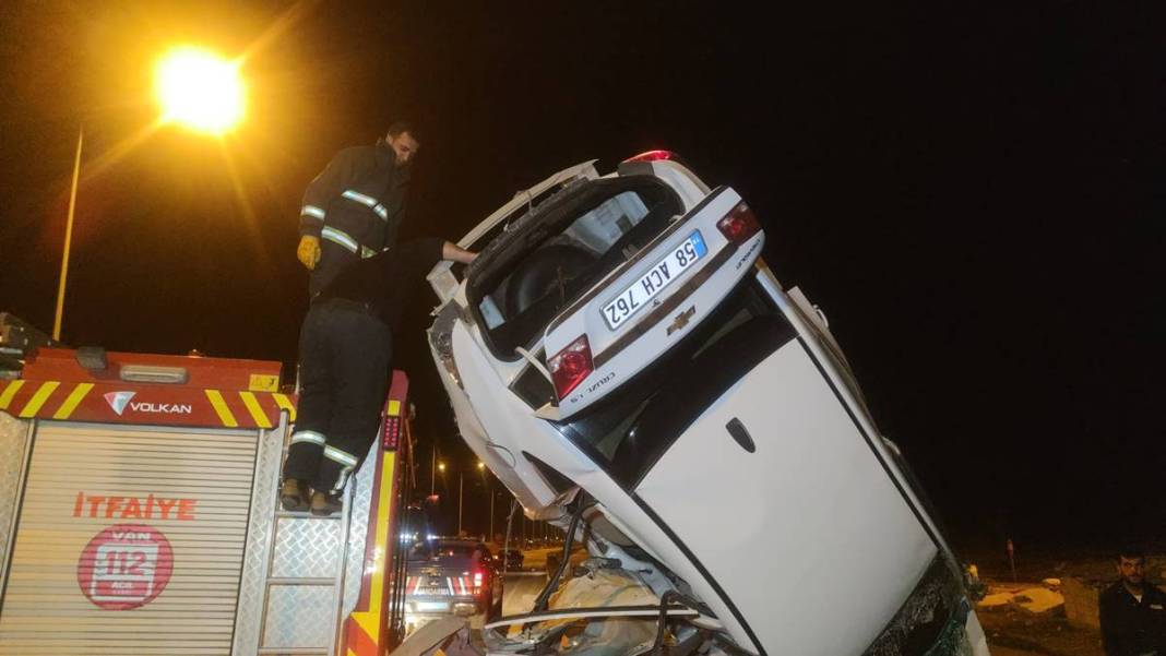 Trafik kazasında 'dik kalan' otomobil hayrete düşürdü! Yollarda ender görülecek manzara 1
